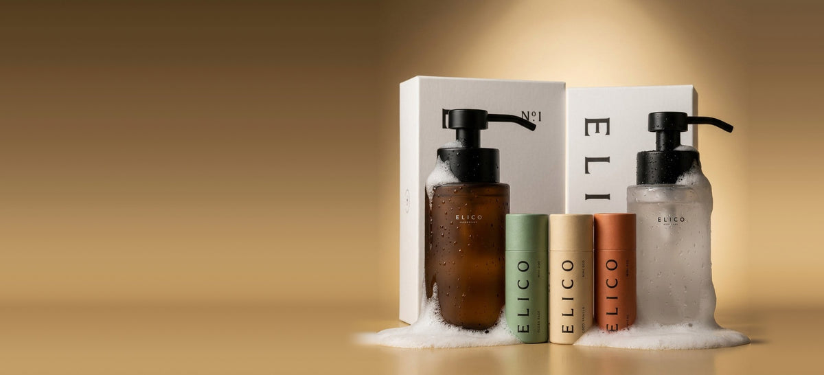 Dispensrar i bärnstensglas och frostat glas, box och tre mini deo på guldton