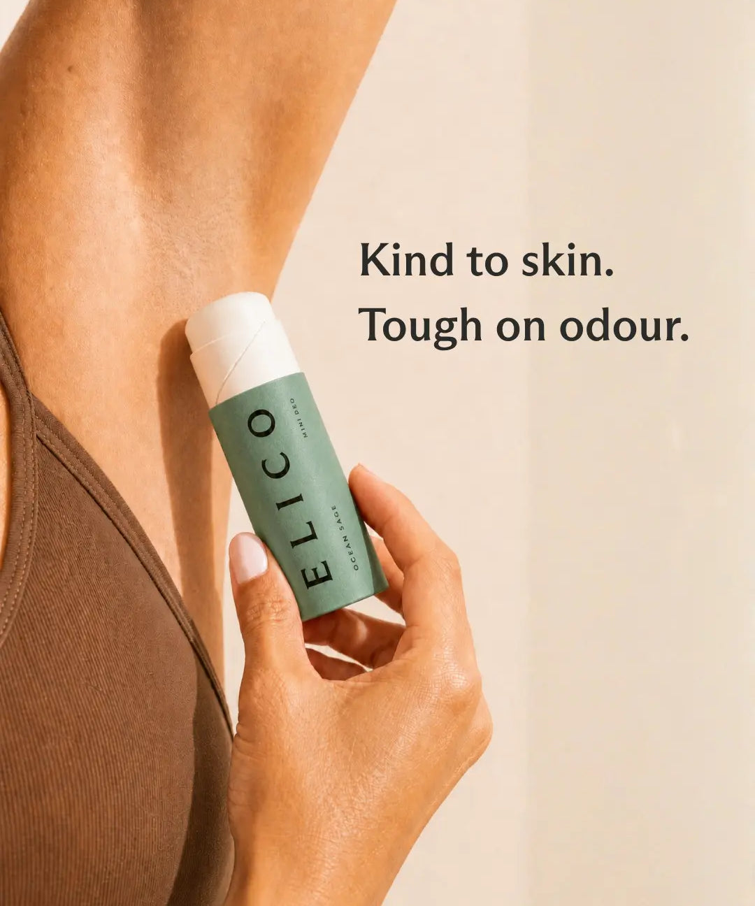 Hand houdt een geopende Mini Deo Ocean & Sage bij de oksel