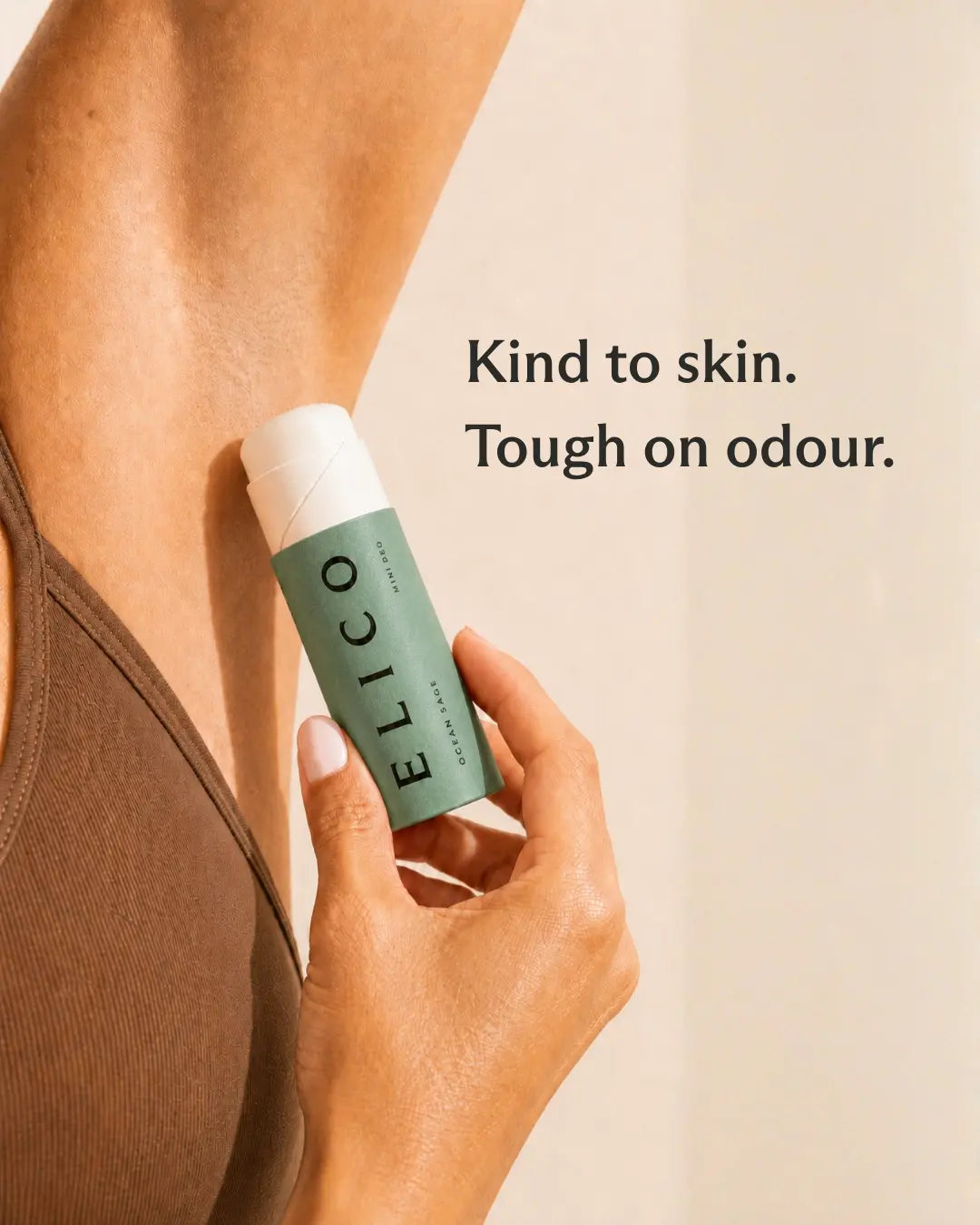 Hand houdt een geopende Mini Deo Ocean & Sage bij de oksel