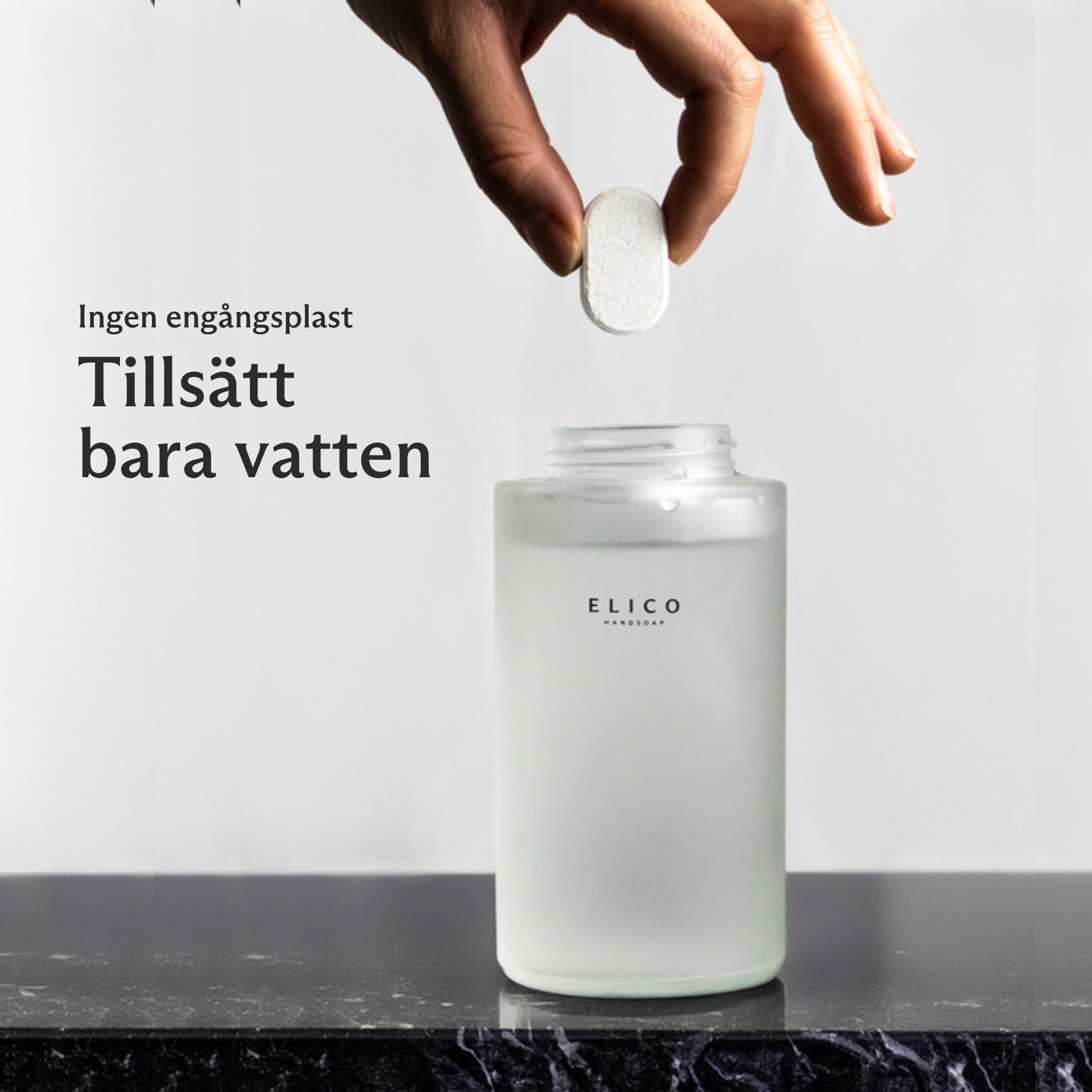 Refilltablett för handtvål från Elico som släpps i en glasdispenser: tillsätt bara vatten, ingen engångsplast