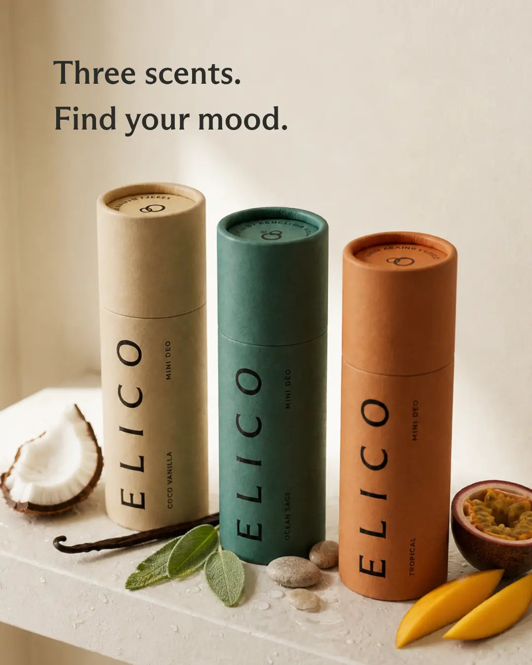 Mini Deo in drie geuren, omringd door kokos, vanillestokje, salie en mango